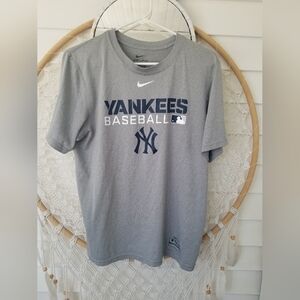 Nike YANKEES Gray & Navy Tee Size Small Worn Once